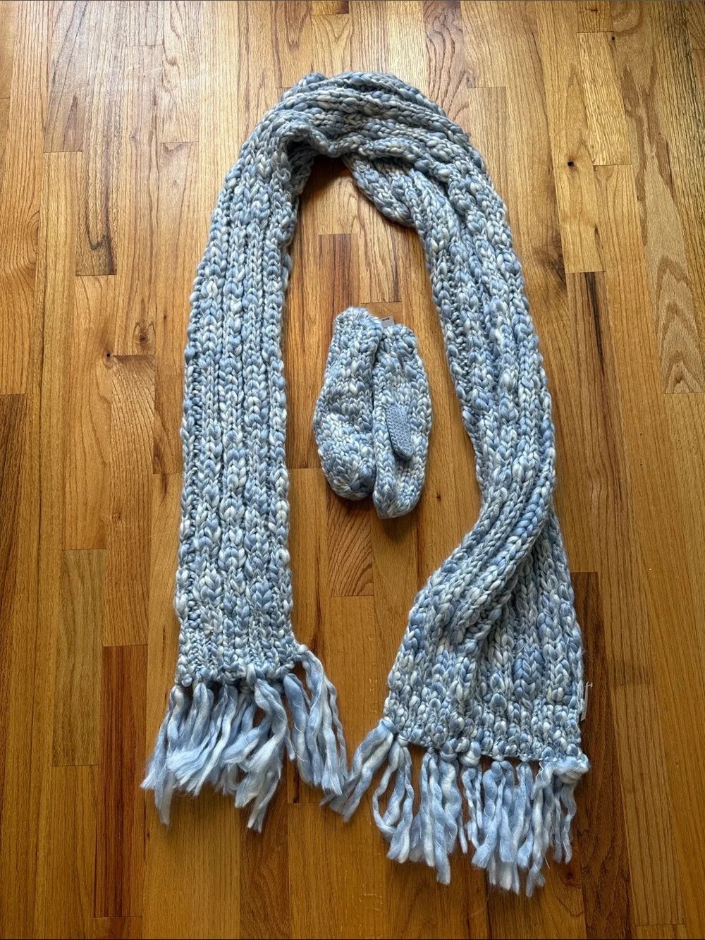 Gap Chunky Knit Fringe Blue Scarf and Matching Mittens Set new with tags
